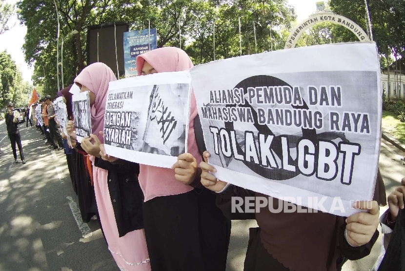 Sejumlah massa yang tergabung dalam Aliansi Pemuda dan Mahasiswa Bandung Raya menggelar aksi menolak LGBT, di Balai Kota Bandung, Jumat (19/2). 