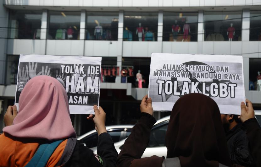Sejumlah massa yang tergabung dalam Aliansi Pemuda dan Mahasiswa Bandung Raya melakukan aksi unjukrasa tolak LGBT (Lesbian, Gay, Biseksual dan Transgender). (Ilustrasi)