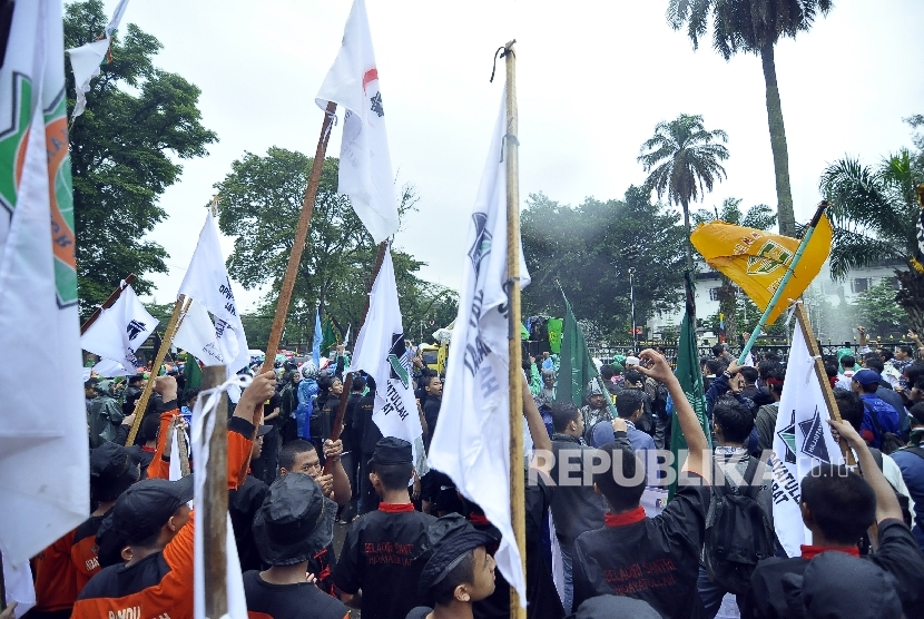 Sejumlah massa yang tergabung dalam Generasi Muda Jabar melakukan unjuk rasa terkait penistaan Alquran oleh Gubernur DKI Jakarta Basuki Tjahaja Purnama di depan halaman Gedung Sate Bandung, Kota Bandung, Jumat (28/10). (Republika/Mahmud Muhyidin)