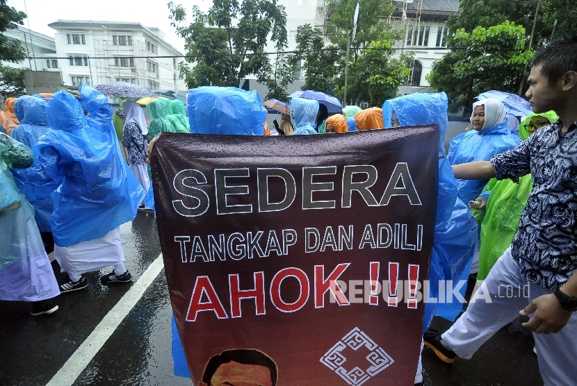 Sejumlah massa melakukan unjuk rasa terkait dugaan penistaan Alquran oleh Gubernur DKI Jakarta Basuki Tjahaja Purnama  (Republika/Mahmud Muhyidin)