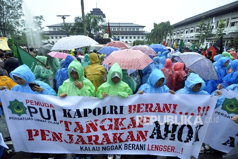 Sejumlah massa yang tergabung dalam Generasi Muda Jabar melakukan unjuk rasa terkait penistaan Alquran oleh Gubernur DKI Jakarta Basuki Tjahaja Purnama di depan halaman Gedung Sate Bandung, Kota Bandung, Jumat (28/10). (Republika/Mahmud Muhyidin)
