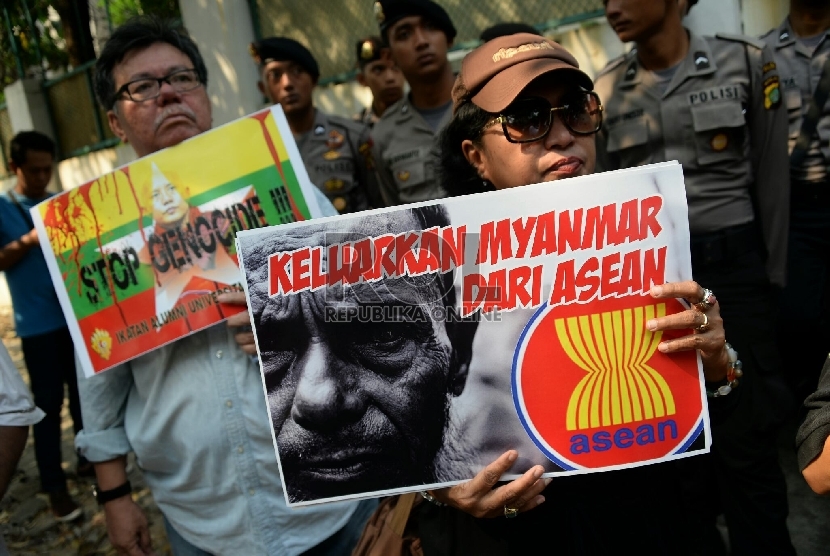 Sejumlah massa yang tergabung dalam Solidaritas Indonesia Untuk Kemanusiaan melakukan aksi solidaritas untuk Rohingya di Depan Dubes Myanmar, Jakarta, Jumat (29/5).  (Republika/Prayogi)
