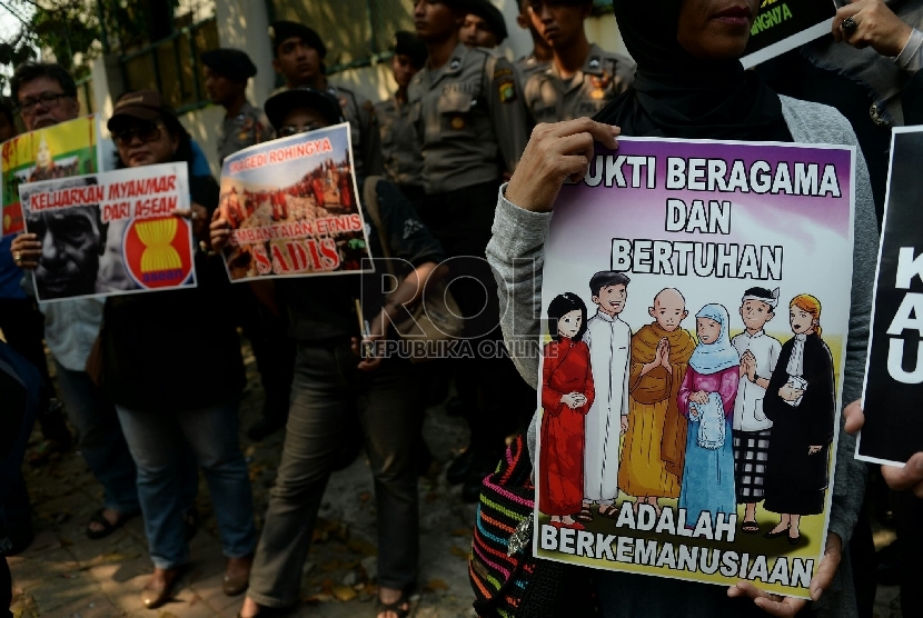 Sejumlah massa melakukan aksi solidaritas untuk Rohingya di depan Dubes Myanmar, Jakarta.