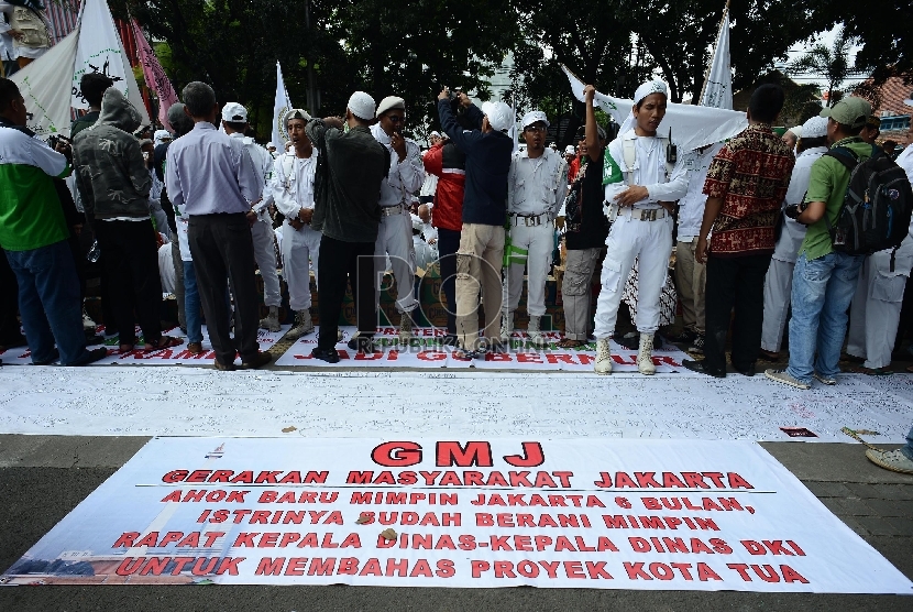 Sejumlah massa yang tergabung dari Gerakan Masyarakat Jakarta (GMJ) melakukan aksi di depan Gedung DPRD, Jakarta Pusat, Selasa (24/3). (Republika/Raisan Al Farisi)