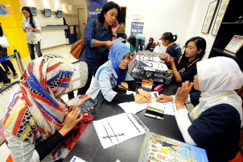 Sejumlah masyarakat antre buka tabungan.