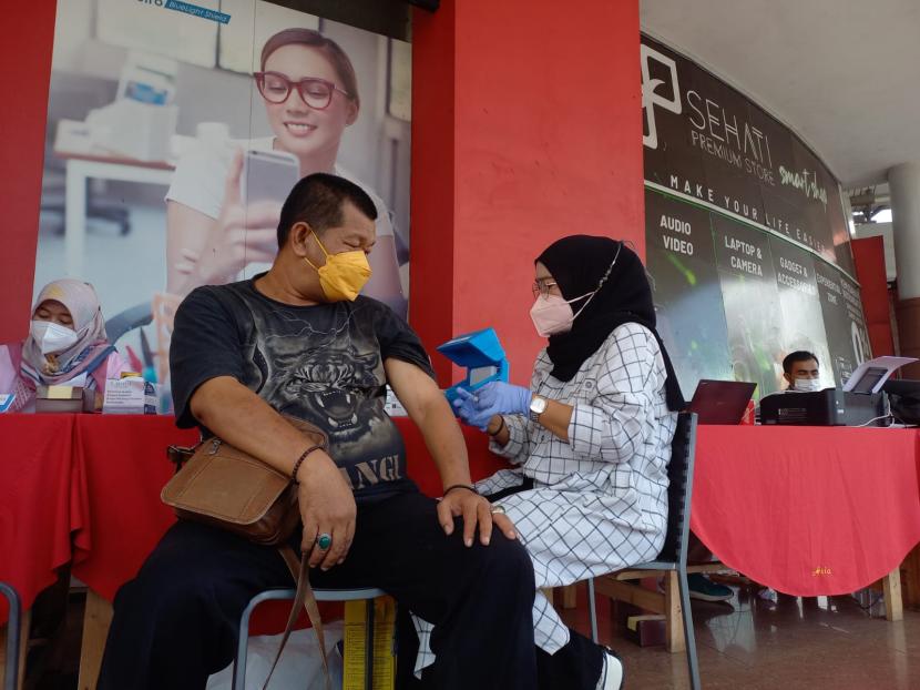Sejumlah masyarakat melaksanakan vaksinasi Covid-19 di Asia Plaza, Kota Tasikmalaya, Senin (16/5/2022). Pemerintah pusat telah mencabut kebijakan pembelakuan pembatasan kegiatan masyarakat (PPKM).