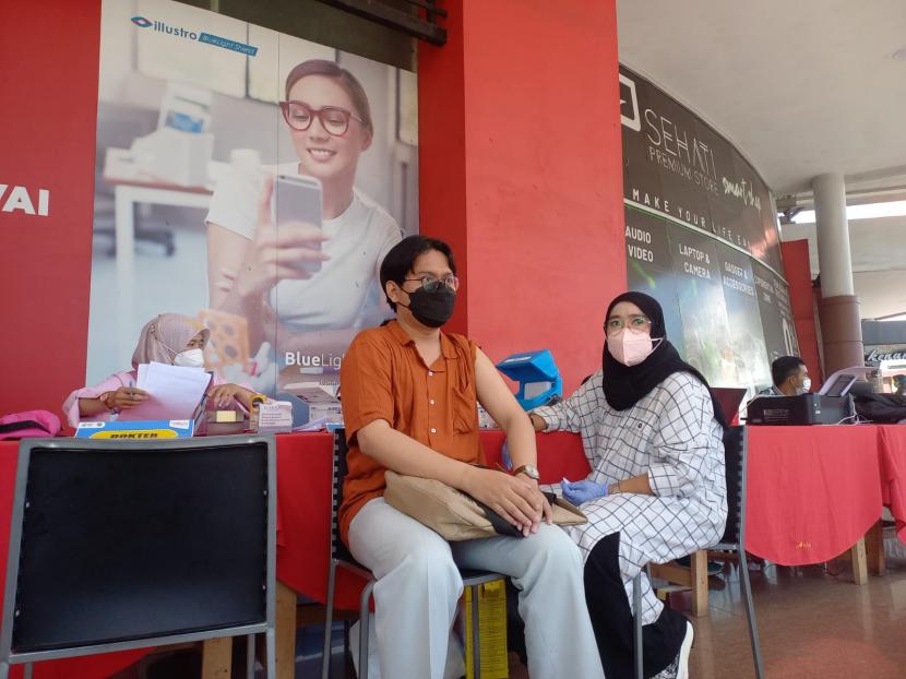 Sejumlah masyarakat melaksanakan vaksinasi Covid-19 di Asia Plaza, Kota Tasikmalaya, Jawa Barat, Senin (16/5/2022). 