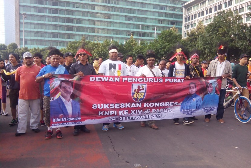 Sejumlah masyarakat Papua melakukan longmarch dari Bunderan Hotel Grand Indonesia, hingga Monas. Komunitas tersebut  memanfaakan Car Free a Day (CFD) untuk menyatakan dukungan akan  diselenggarakannya kongres KNPI ke-14 di Jayapura, Papua, 24-28 Februari 2