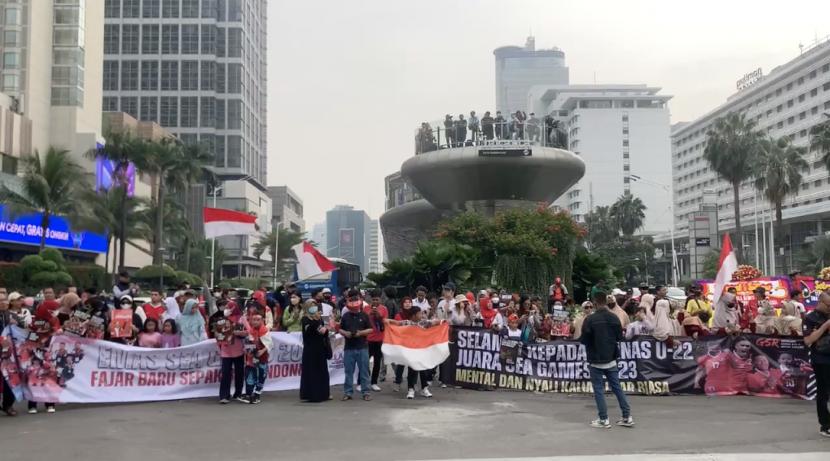 Sejumlah masyarakat terlihat antusias menanti pawai Timnas Indonesia U-22 di Bunderan Hotel Indonesia (HI), Jumat (19/5/2023).