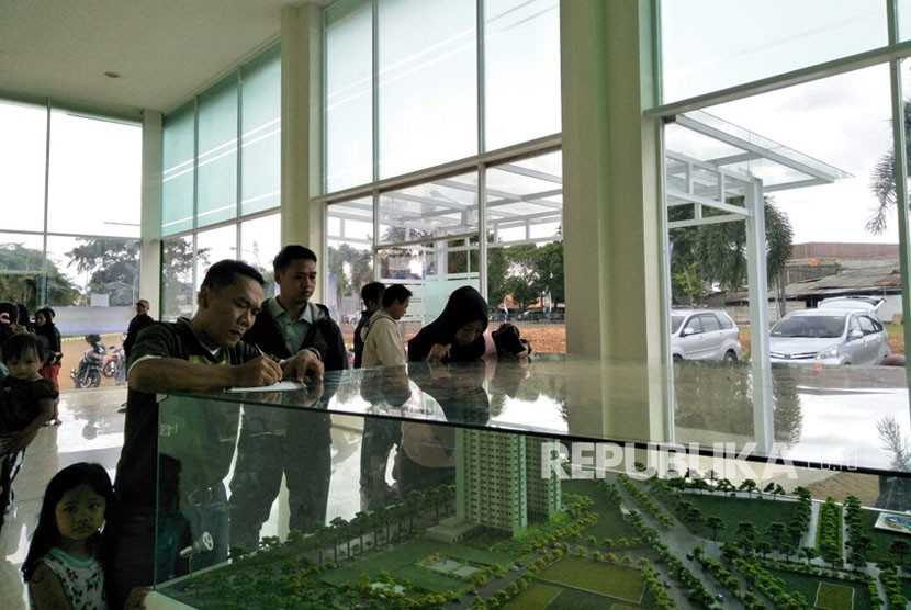 Sejumlah masyarakat terlihat memadati Pusat Informasi Klapa Village, di Pondok Kelapa, Jakarta Timur, Senin (22/1). 