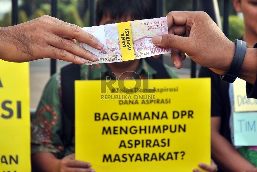  Sejumlah masyarakat yang tergabung dalam Kolalisi Tolak Dana Aspirasi melakukan aksi unjuk rasa di depan Gedung DPR, Jakarta, Kamis (18/6). (Republika/Rakhmawaty La'lang)