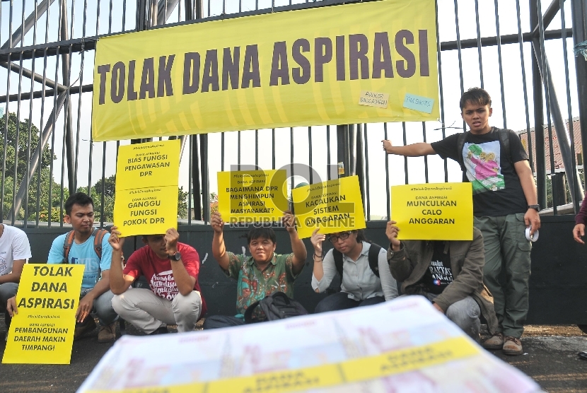  Sejumlah masyarakat yang tergabung dalam Kolalisi Tolak Dana Aspirasi melakukan aksi unjuk rasa di depan Gedung DPR, Jakarta, Kamis (18/6). (Republika/Rakhmawaty La'lang)