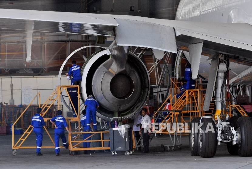 Sejumlah mekanik melakukan pengecekan pada mesin pesawat di Garuda Maintenance Facility, Cengkareng, Tangerang, Banten.