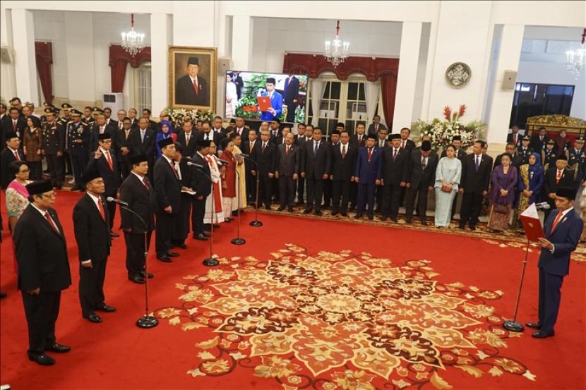 Sejumlah menteri diambil sumpahnya saat pelantikan menteri Kabinet Indonesia Maju di Istana Merdeka, Jakarta, Indonesia pada Rabu 23 Oktober 2019. Presiden Joko Widodo disebut akan segera melakukan reshuffle kabinet menterinya.