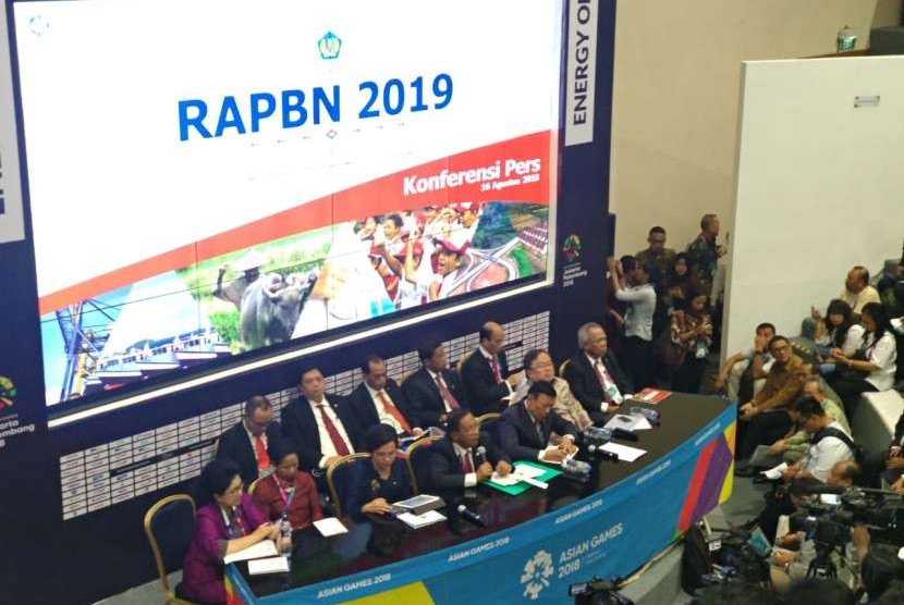 Sejumlah menteri kabinert kerja Presiden Joko Widodo melangsungkan konferensi pers mengenai Nota Keuangan serta Rancangan Anggaran Pendapatan dan Belanja Negara (RAPBN) 2019 di Jakarta Convention Center (JCC), Kamis (16/8). 