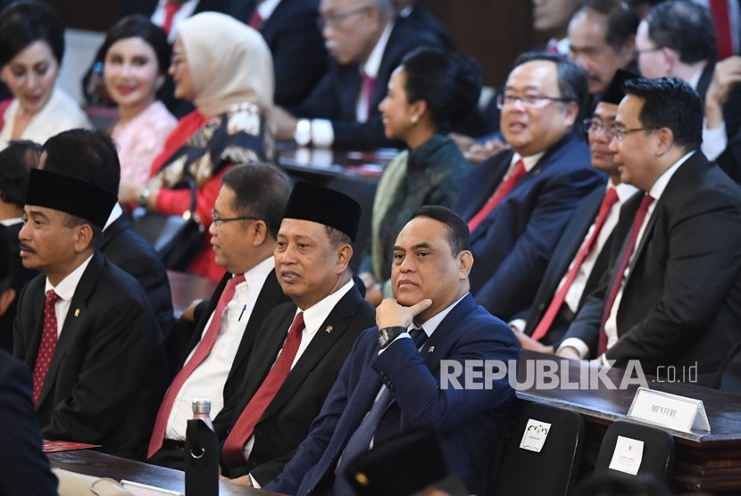 Sejumlah menteri kabinet kerja bersiap mengikuti upacara pelantikan Presiden Joko Widodo dan Wakil Presiden Ma'ruf Amin di Gedung Nusantara, kompleks Parlemen, Senayan, Jakarta, Ahad (20/10/2019).