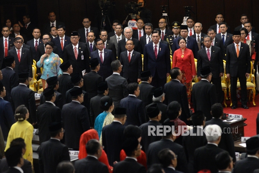  Ketua MPR Zulkifli Hasan (tengah) memimpin Sidang Tahunan MPR Tahun 2017 di Kompleks Parlemen, Senayan, Jakarta, Rabu (16/8). 