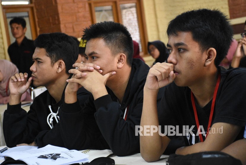 Sejumlah menyimak materi saat pesantren Jurnalistik Republika di Kampung Pa'go, Kabupaten Bandung, Sabtu (25/5).