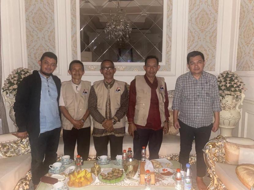 Sejumlah Mileanies mengunjungi ketua DPD Demokrat Sulawesi Tenggara di Kendari, Sabtu (29/10/2022)