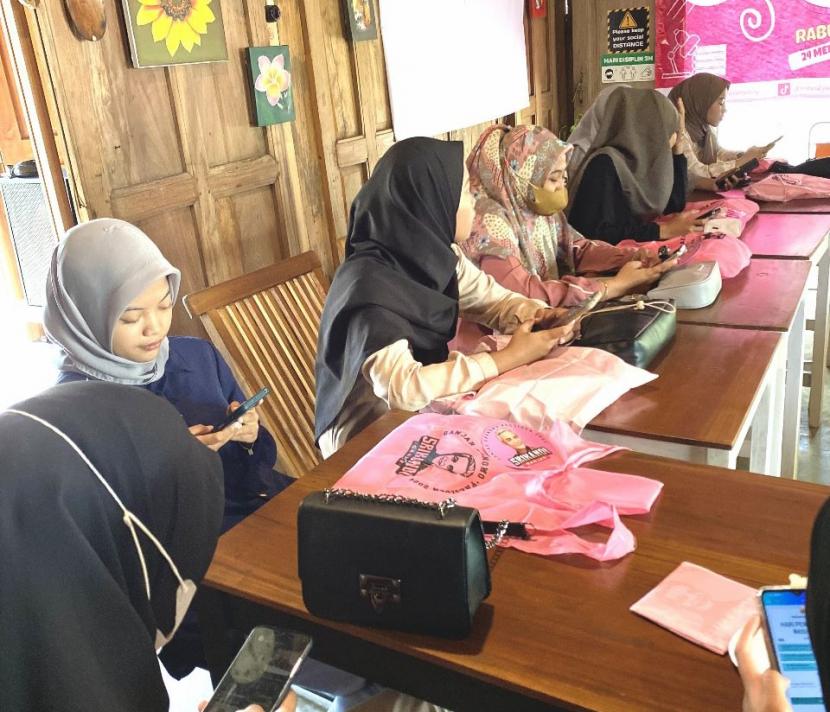 Sejumlah milenial mengikuti workshop desain grafis via smartphone di wilayah Salatiga, Jawa Tengah, Rabu (31/5/2023).