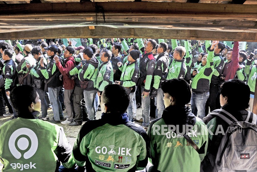Sejumlah Mitra Driver (supir) Gojek antre untuk mendapatkan atribut baru pada Festival Apresiasi Mitra Gojek di Armor Kopi, Bandung, Jawa Barat, Sabtu (3/8/2019). 