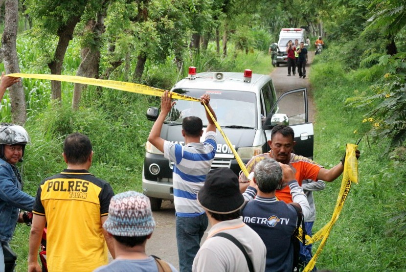 Sejumlah mobil ambulance melintas mengangkut jenazah terduga teroris di jalan di Desa Suwalan, Kecamatan Jenu, Kabupaten Tuban, Jawa Timur, Sabtu (8/4).