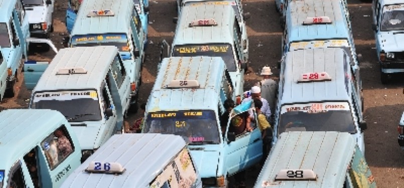 Sejumlah mobil angkutan kota (Angkot) mengantre untuk menunggu penumpang (ilustrasi)