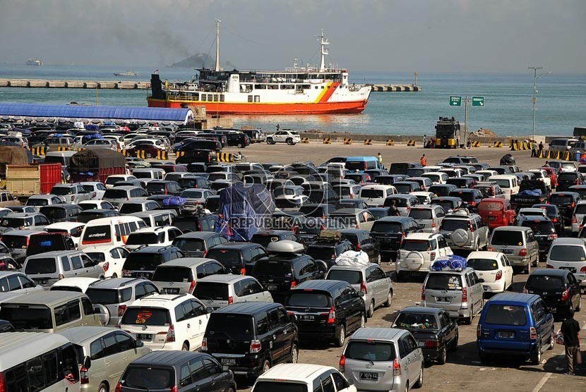 Cars queue before they cross the Sunda Strait to Sumatra. (File photo)