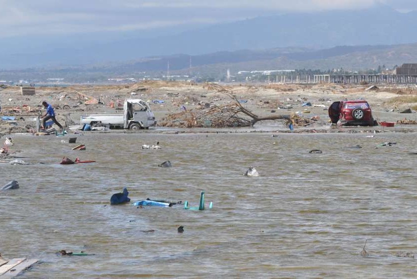 Sejumlah mobil berada di atas lahan tambak garam pascagempa dan tsunami di Palu, Sulawesi Tengah, Selasa (9/10).