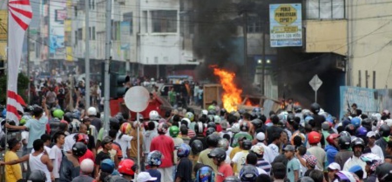 Sejumlah mobil dibakar massa saat kericuhan yang terjadi di Kota Ambon, Ahad (11/9). Kericuhan tersebut terjadi akibat warga terprovokasi menyusul meninggalnya salah satu tukang ojek akibat kecelakaan lalu lintas tunggal.