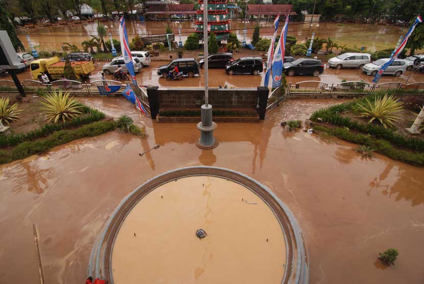  Sejumlah mobil melintas di depan kantor walikota yang penuh lumpur akibat terendam banjir di kantor Walikota Manado, Sulawesi Utara, Kamis (16/1).    (Antara/Fiqman Sunandar)