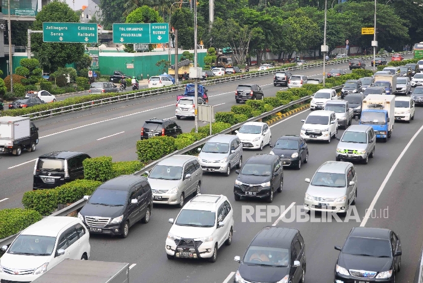  Sejumlah mobil melintas di jalan tol Jakarta-Cikampek, Jakarta. ilustrasi