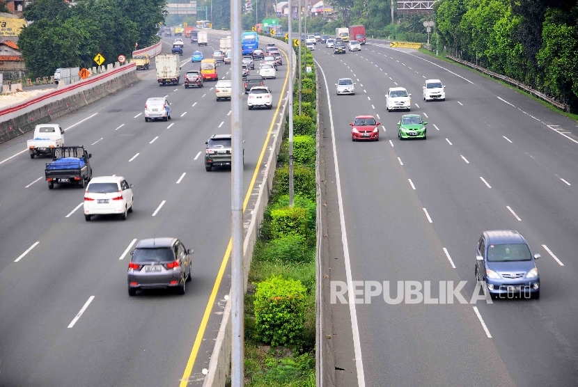  Sejumlah mobil melintas di jalan tol Jakarta-Cikampek, Jakarta, Kamis (20/10).