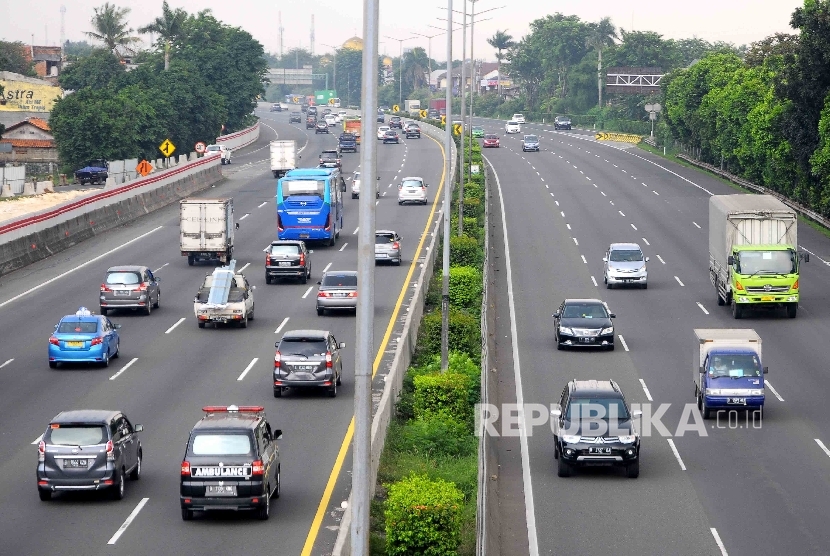[ilustrasi] Sejumlah mobil melintas di jalan tol Jakarta-Cikampek.