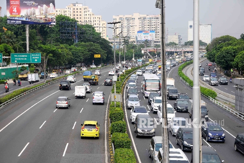 Sejumlah mobil melintas di jalan tol Jakarta-Cikampek, Jakarta, Kamis (20/10). 