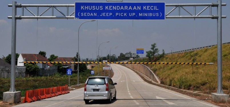 Sejumlah mobil melintas di jalan tol Semarang-Solo seksi I Semarang-Ungaran yang telah dibuka untuk umum, di Semarang, Jateng, Sabtu (20/8).