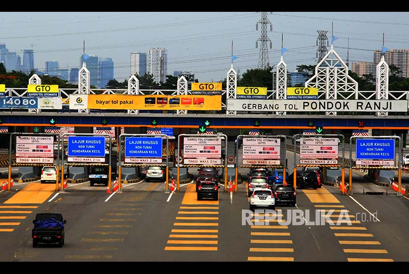Sejumlah mobil memasuki gerbang tol ruas Serpong-Pondok Aren, di Gerbang Tol Pondok Ranji, Ciputat, Tangerang Selatan, Banten, 