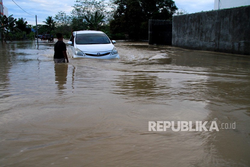 Sejumlah mobil menerobos banjir di jalan trans Sulawesi, Tarailu, Kecamatan Sampaga, Mamuju, Sulawesi Barat, Selasa (30/04/2019). 