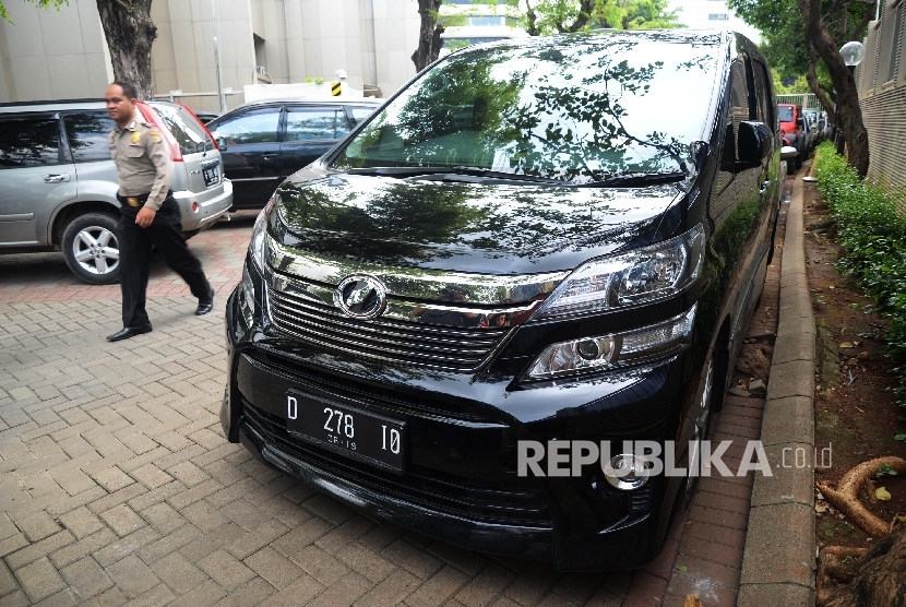 Sejumlah mobil mewah yang disita KPK dari Bupati Subang Ojang Suhandi diparkir di parkiran Gedung KPK, Jakarta, Jumat (29/4). (Republika/Yasin Habibi)