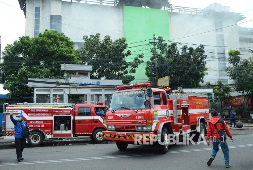 Sejumlah mobil pemadam kebakaran dikerahkan saat peristawa kebakaran di Pasar Kosambi, Kota Bandung, Ahad (19/5).