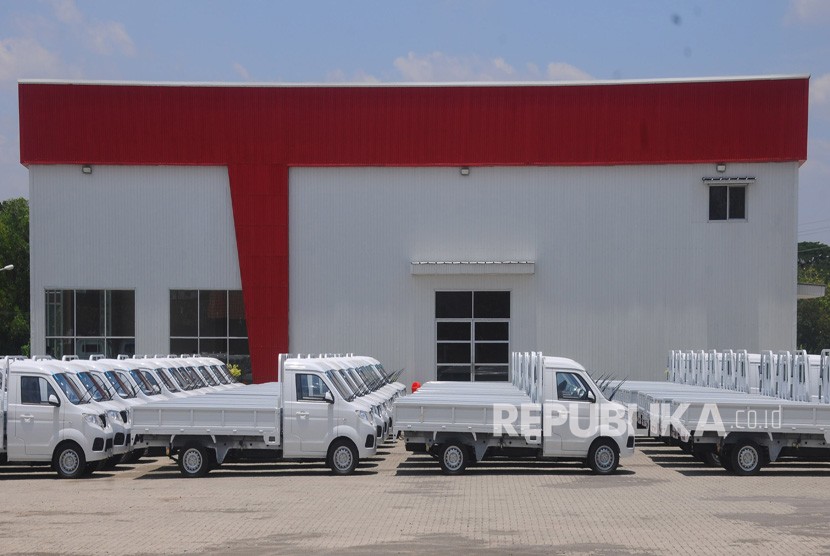 Sejumlah mobil pickup terparkir di halaman pabrik mobil Esemka di Sambi, Boyolali, Jawa Tengah, Senin (22/10/2018). 