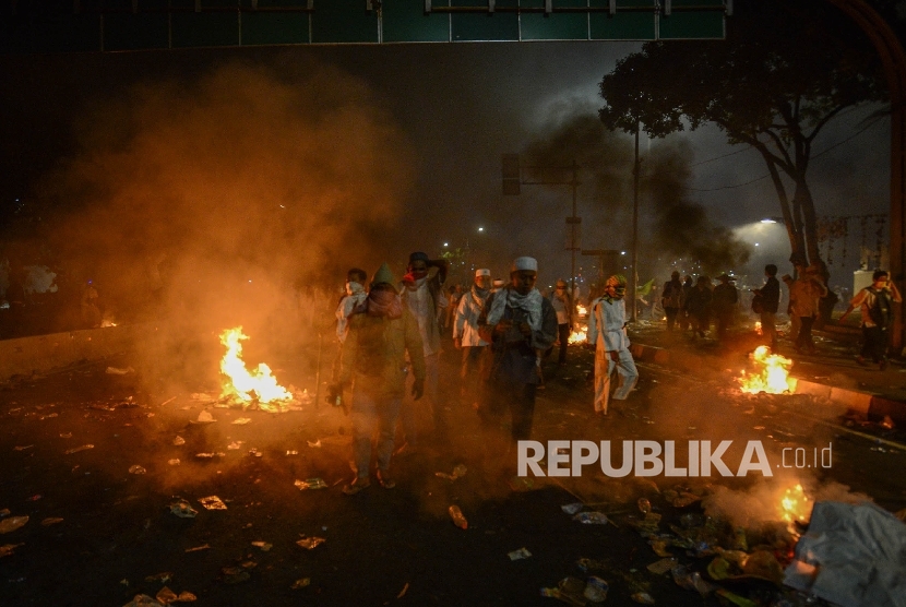 Sejumlah mobil terbakar saat unjuk rasa 4 November di Jakarta, Jumat (4/11) 