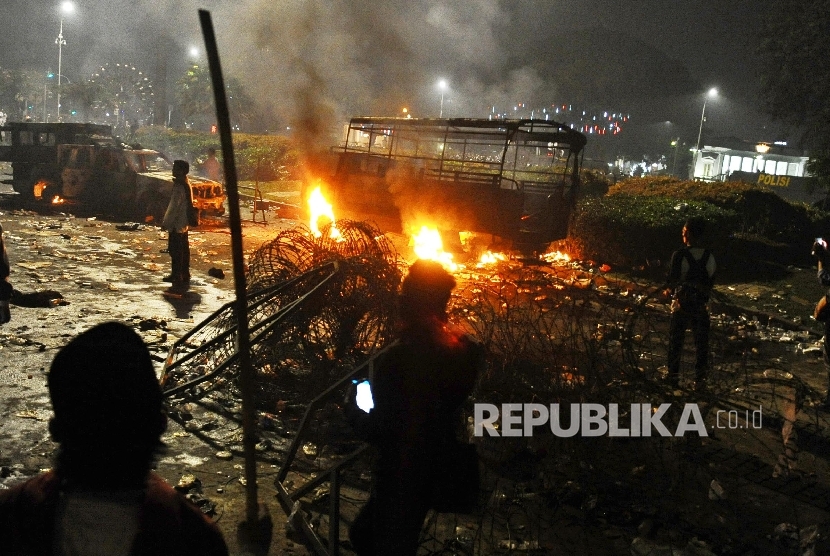 Sejumlah mobil terbakar saat unjuk rasa 4 November di Jakarta, Jumat (4/11) 