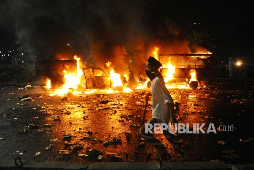 Sejumlah mobil terbakar saat unjuk rasa 4 November di Jakarta, Jumat (4/11) 