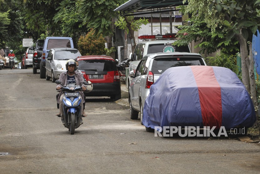 rendahnya kesadaran masyarakat dalm mematuhi  hukum terlihat dari kebiasaan mereka sehari hari. Tampak sejumlah mobil terparkir dipinggir jalan di Pancoran Mas, Depok, Jawa Barat, Sabtu (11/1/2020).