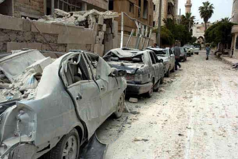 Sejumlah mobil yang hancur terkena ledakan bom di Suriah.