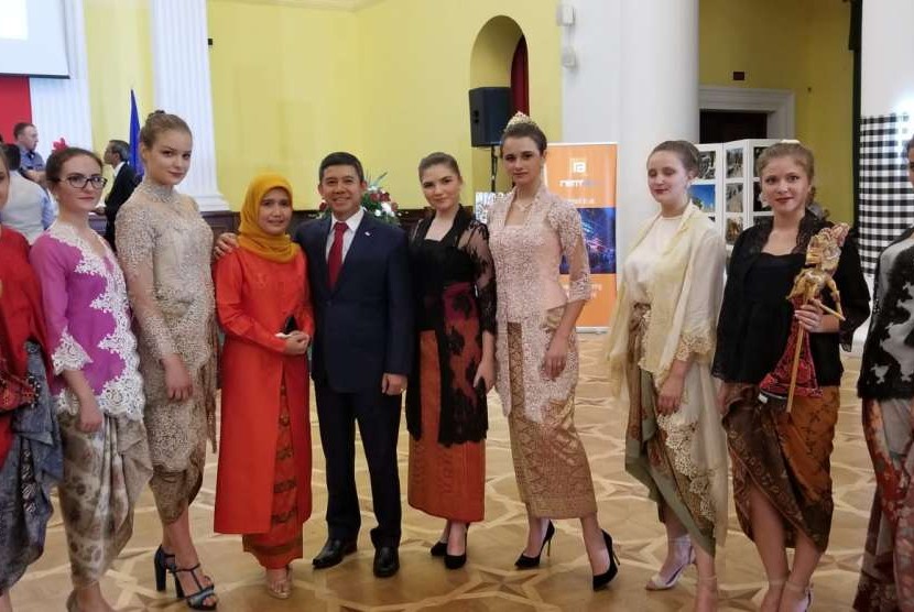 Sejumlah model asal Kyiv mengenakan busana batik.