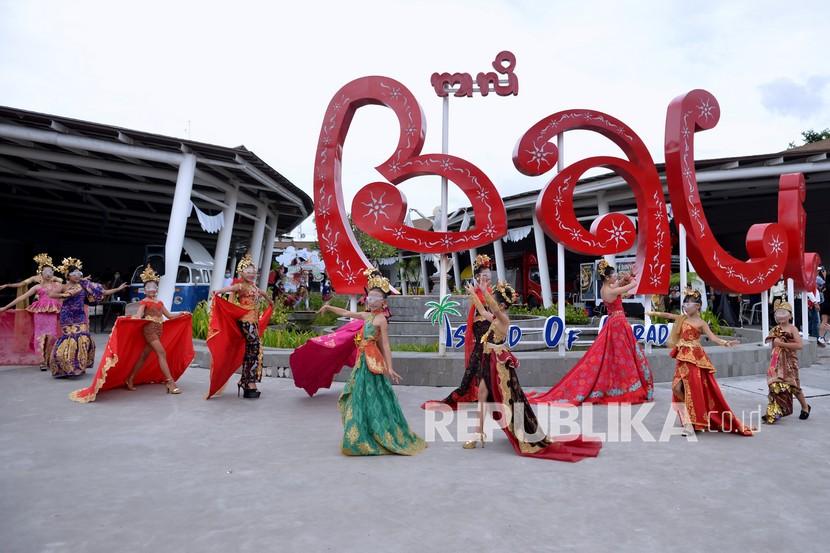 Sejumlah model melakukan peragaan busana saat pementasan seni budaya dalam rangkaian kegiatan Bali Megibung Festival di area Terminal Domestik Bandara Internasional I Gusti Ngurah Rai, Badung, Bali, Selasa (28/12). PT Angkasa Pura (AP) I (Persero) memastikan Bandara I Gusti Ngurah Rai Bali siap mendukung penyelenggaraan Konferensi Tingkat Tinggi (KTT) G20 yang akan digelar di Bali pada akhir Oktober 2022. 