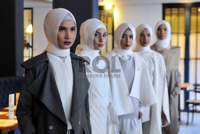 Sejumlah model membawakan busana rancangan Restu Anggraini, di Jakarta, beberapa waktu lalu.