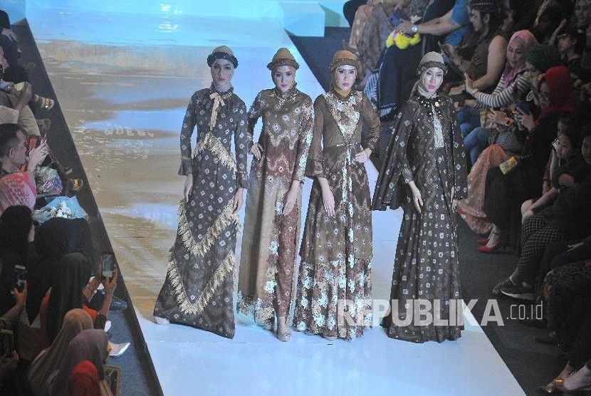 Sejumlah model membawakan busana rancangan Rumah Songket Adis pada malam puncak Palembang Fashion Week di Palembang, Minggu (1/4). Malam puncak Palembang Fashion Week mempersembahkan kain khas Sumatera selatan salah satunya jumputan jenis Gambo Moeba produk UKM Sumsel.